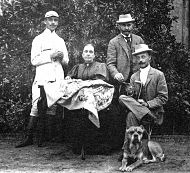 Na pierwszym planie: Maria z Tomkiewiczów Jakubowa Bołoz-Antoniewicz (1845-1902) z synem Henrykiem Bołoz-Antoniewiczem (1875-1902), ok. 1900